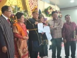 Bupati Dairi Serahkan Akta Nikah Pengantin Baru di Sumbul