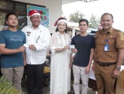 Eddy Berutu Serahkan Adminduk Warga Bintang Hulu di Acara Natal Pemkab Dairi