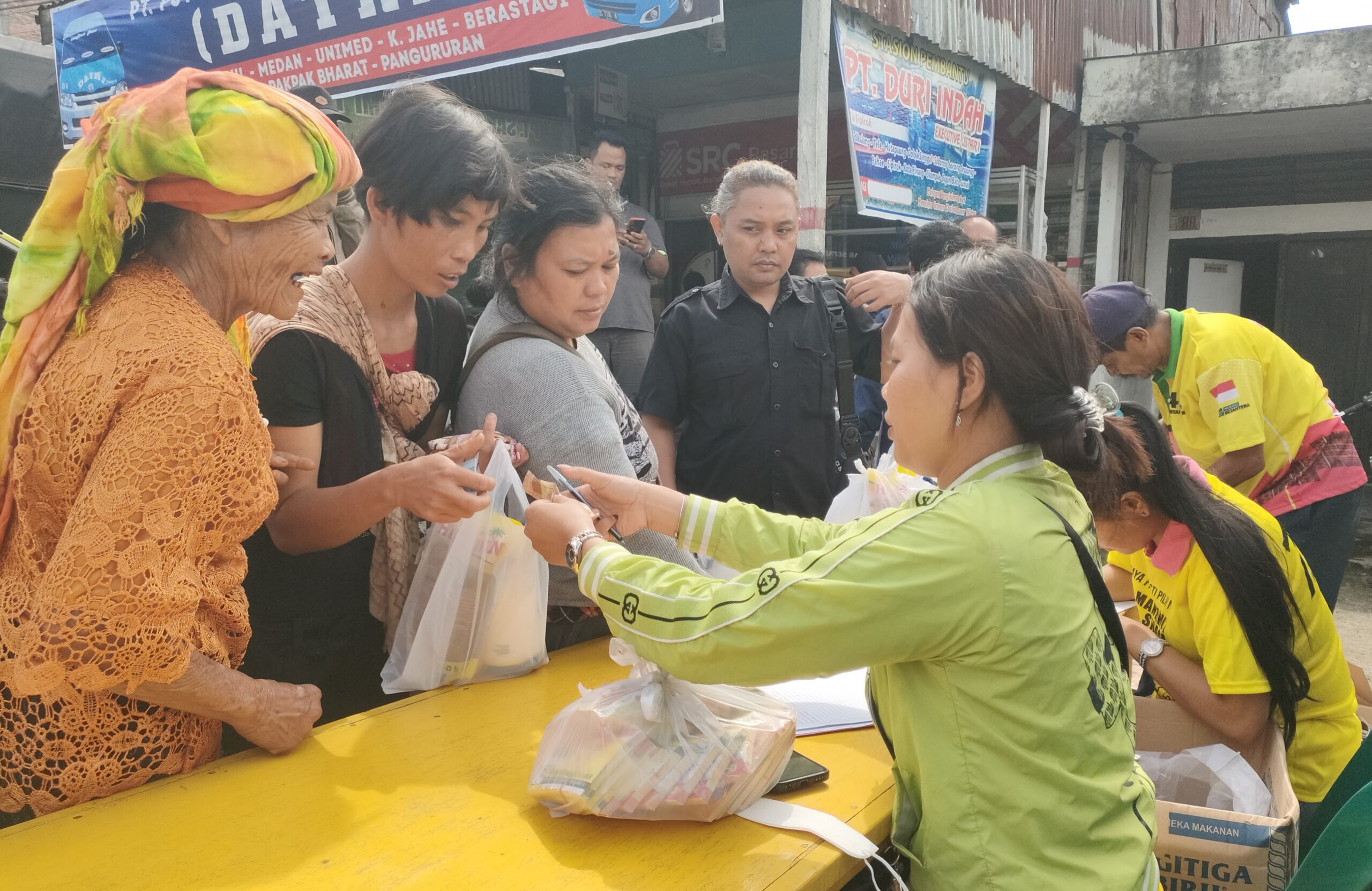 Pasar Murah Caleg DPR RI Mangihut Sinaga di Pasar Sumbul.(foto/ist)