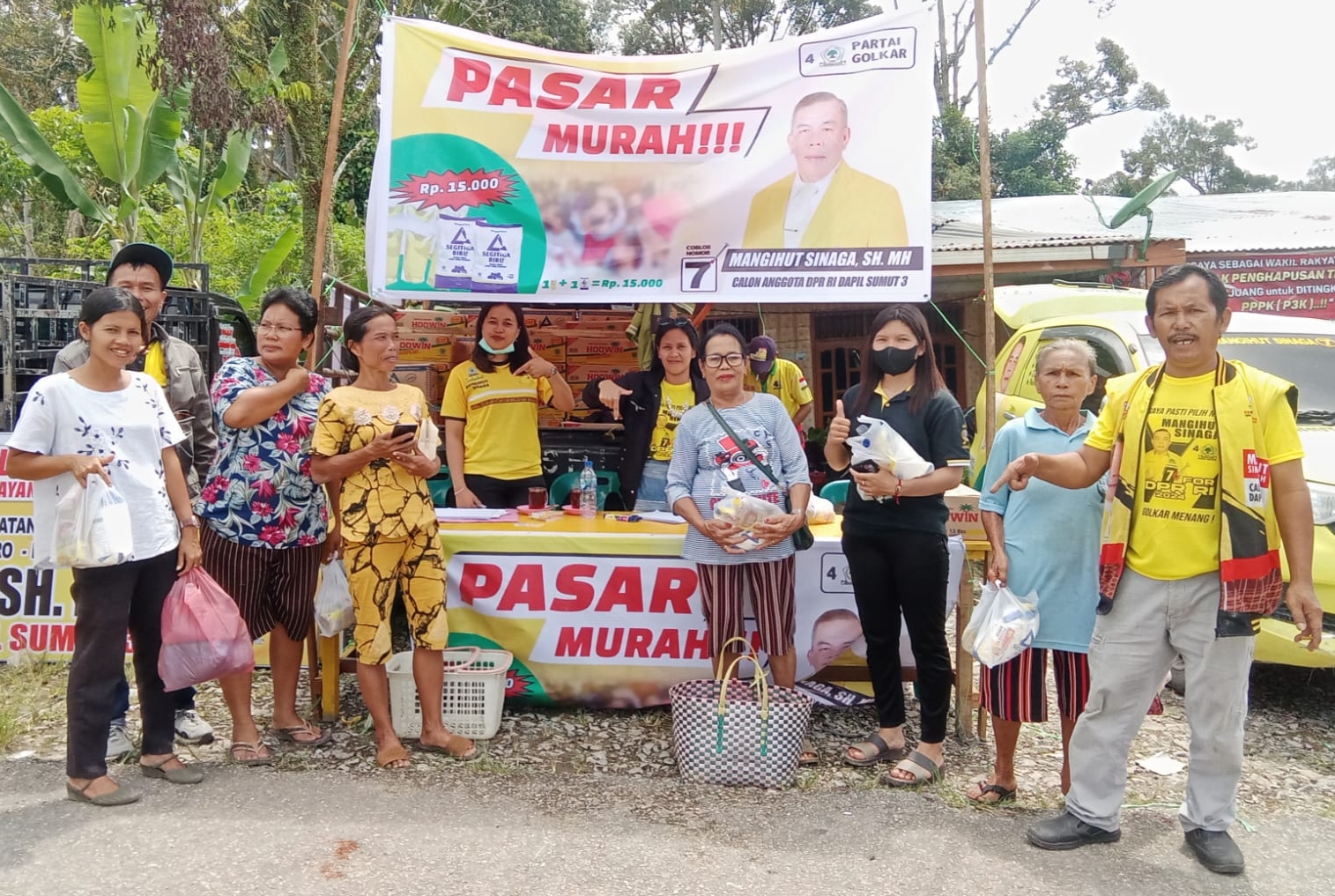 Pasar Murah Caleg DPR RI Mangihut Sinaga di Parongil Kecamatan Silima Pungga - Pungga.(foto/Iwan)
