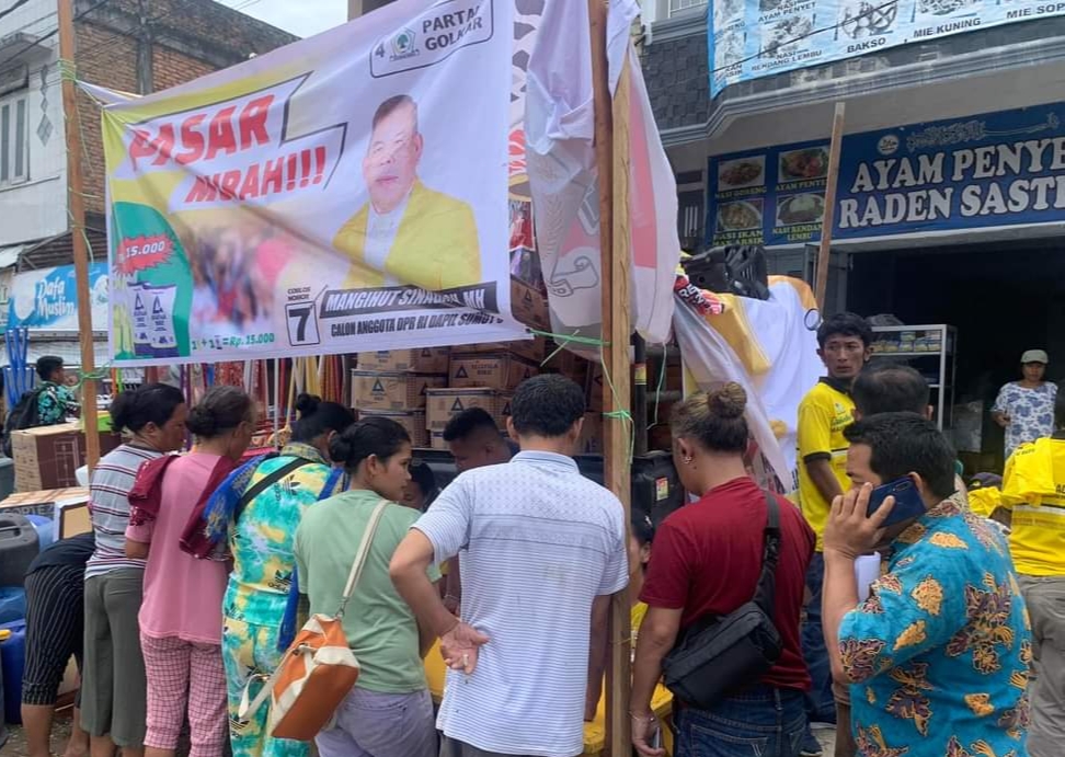 Pasar Murah Caleg DPR RI Mangihut Sinaga di Pasar Tigalingga.(foto/ist)