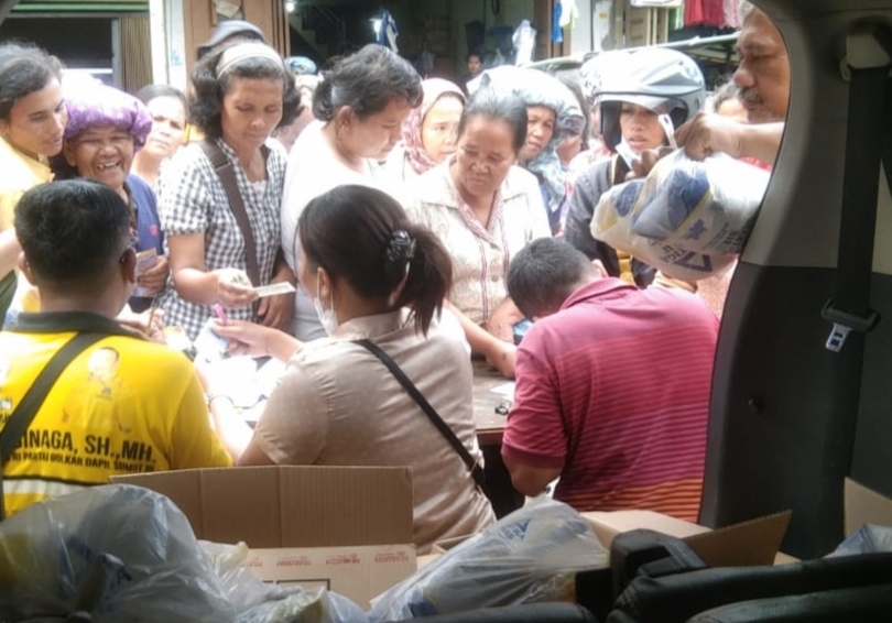 Pasar murah Caleg DPR RI Mangihut Sinaga di Pasar Sidikalang.(foto/Iwan)