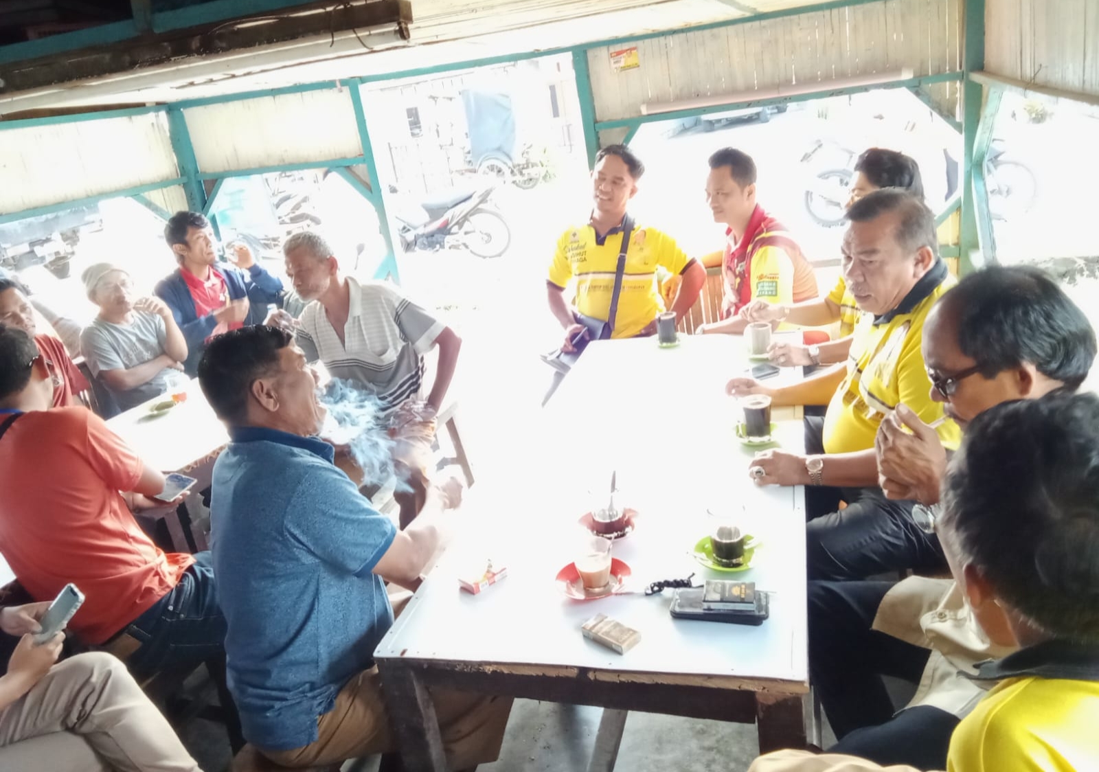 Caleg DPR RI Mangihut Sinaga Sambangi warga.(foto/ist)