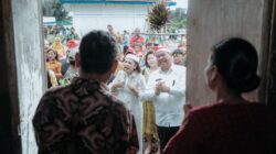 Bupati Dairi, Eddy Berutu sambangi rumah warga Kelurahan Bintang Hulu serahkan bansos. (foto/ist)