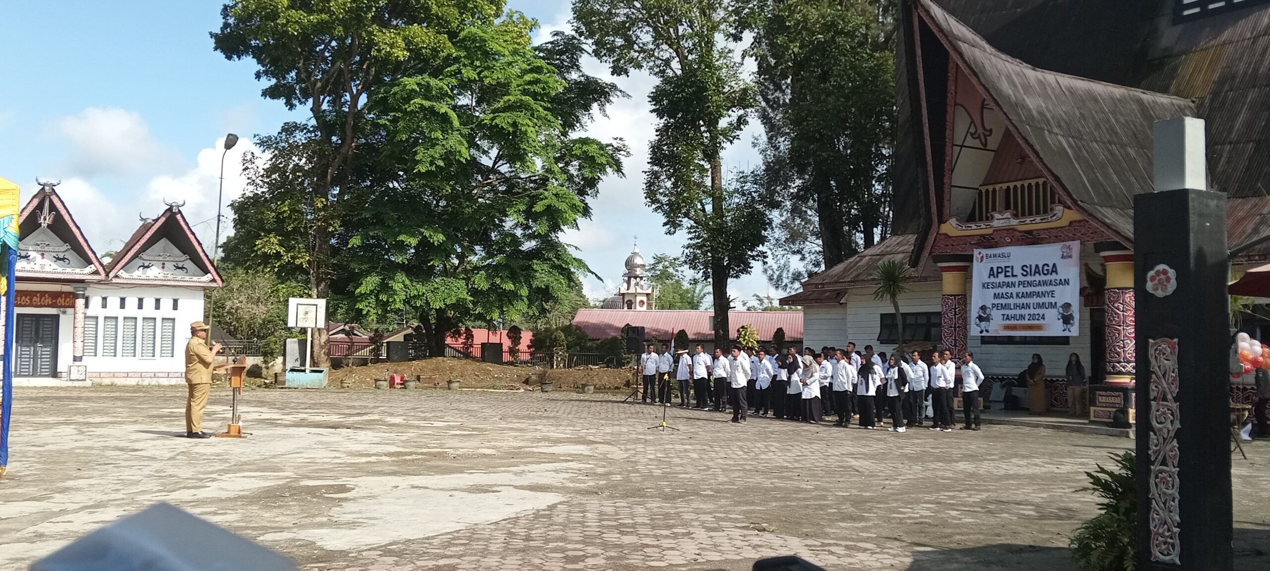 Apel siaga Bawaslu jelang Pemilu 2024 di Gedung Nasional Djauli Manik, Senin (11/12/2023). (foto/ndoss)
