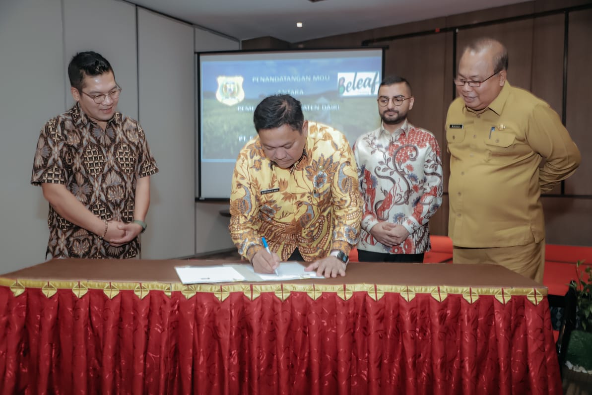 Bupati Dairi, Dr Eddy Berutu tandatangani MoU dengan PT.Beleaf Kebun Indonesia. (foto/ist)