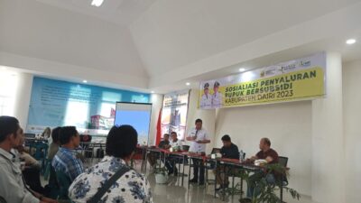 Bupati Dairi Eddy Berutu membuka sosialisasi penyaluran pupuk bersubsidi bersama para pengecer pupuk se-Kabupaten Dairi. (foto/iwn)