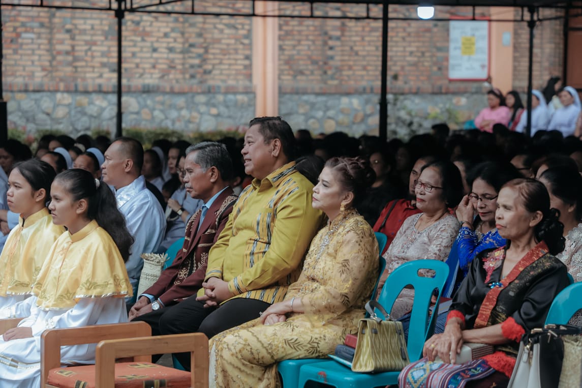 Bupati Dairi, Dr. Eddy keleng Ate Berutu (batik kuning) saat mengikuti perayaan natal 2023 di Gereja Katolik MPOK, Sidikalang. (foto/ist)
