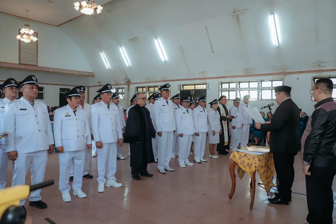 Bupati Dairi, Dr. Eddy Berutu lantek 22 kepala desa hasil Pilkades serentak. (foto/ist)