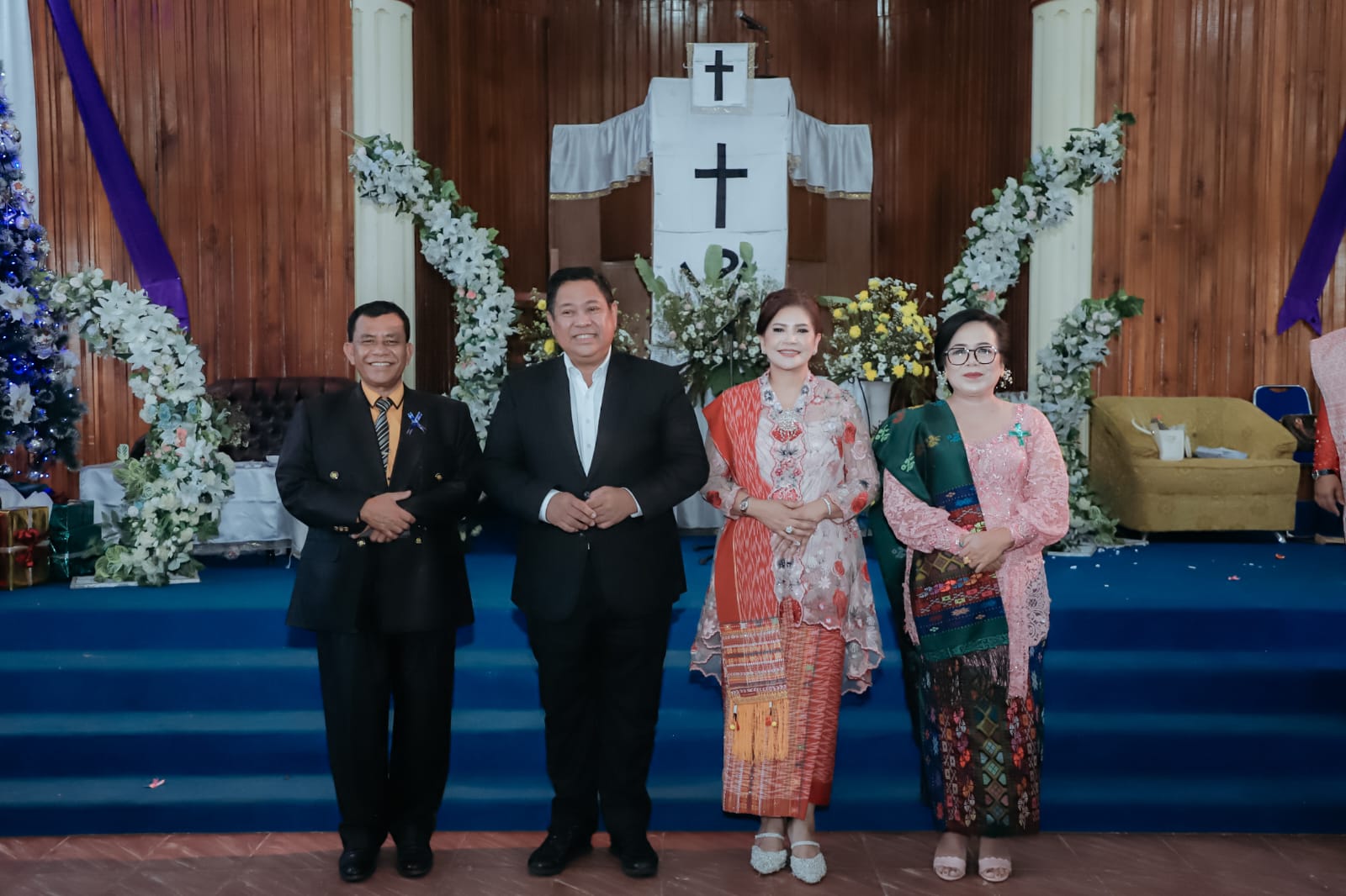 Bupati Dairi, Dr. Eddy Berutu, (kedua dari kiri)(foto/ist)