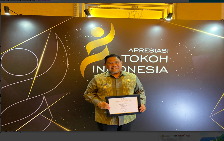 Bupati Dairi Eddy Berutu terima Piagam Penghargaan.(foto/ist)