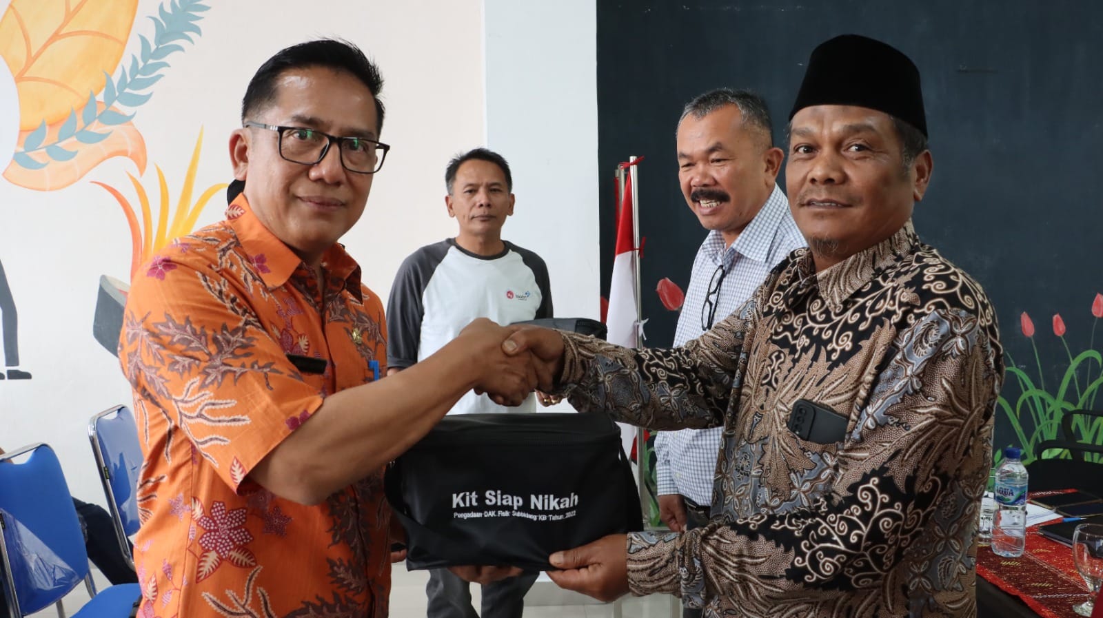 Kadis Kesehatan Dairi, dr Henry Manik (kiri) menyerahkan KIT Siap Nikah,(foto/ist)