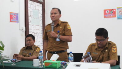 Kadisdukcatpil Dairi, Dedy Situmorang (berdiri). (foto/ist)