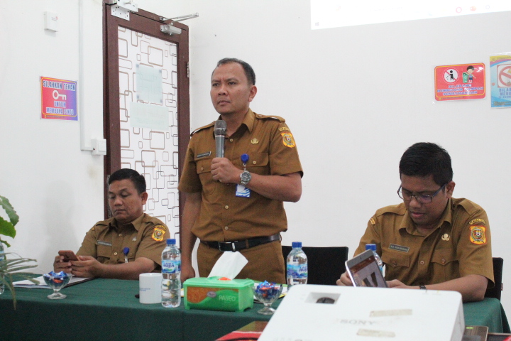 Kadisdukcatpil Dairi, Dedy Situmorang (berdiri). (foto/ist)