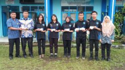 Tampak wakil kepala sekolah SMK Swasta Maranatha Sidikalang Rommel Walter Sirait, S.Pd membagikan KTP-el dan KIA kepada para pelajar.(foto/ist)