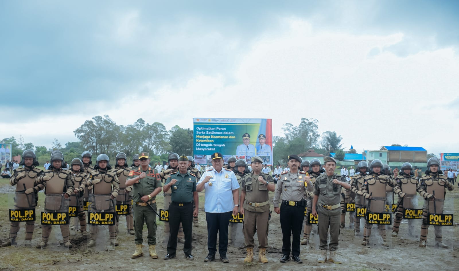 Foto usai Pelantikan Satgas Linmas dan Satlinmas Pemkab Dairi, Senin (18/12/2023).(foto/ist)