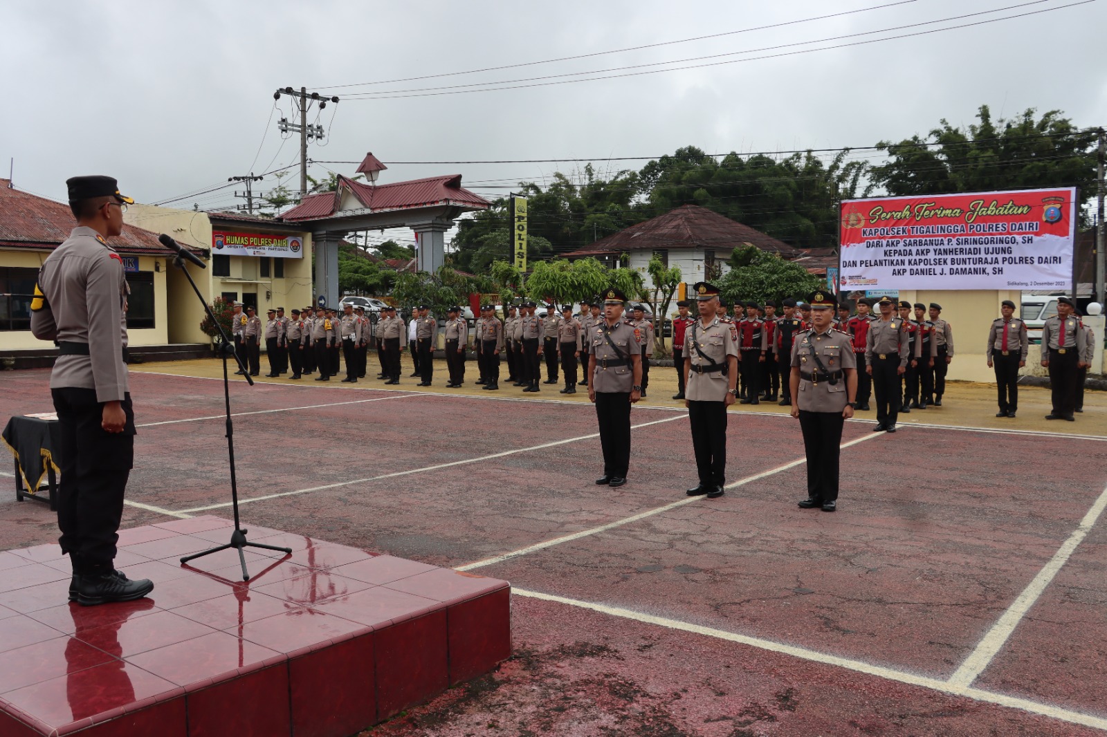 Kapolres Dairi AKBP Agus Bahari, P.A. S.I.K, SH, M.S.i Memimpin Pelaksanaan Upacara Serah Terima Jabatan Dilingkungan Polres Dairi yang digelar di Mako Polres Dairi, Sabtu (02/12/2023).(foto/ist)