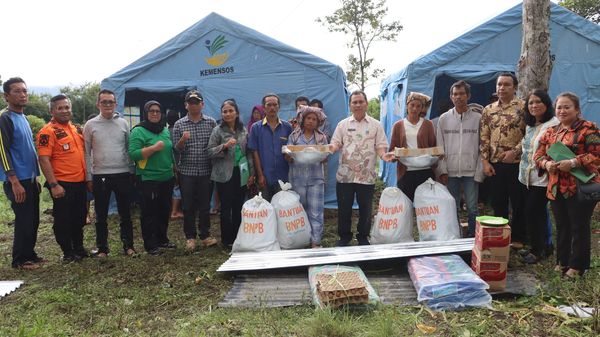 Pemkab Dairi Berikan Bantuan kepada 2 Kepala Keluarga korban kebakaran di Kelurahan Sidiangkat, Kecamatan Sidikalang, Kamis (30/11/2023). (foto/ist).