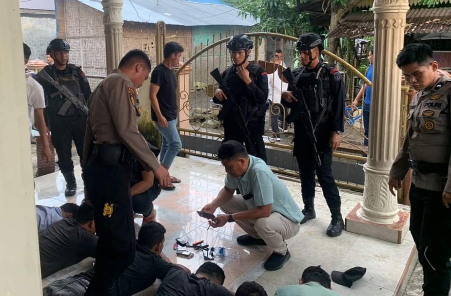 Personil Polisi lakukan penggeledahan saat pengrebekan di kampung narkoba.(foto/ist)