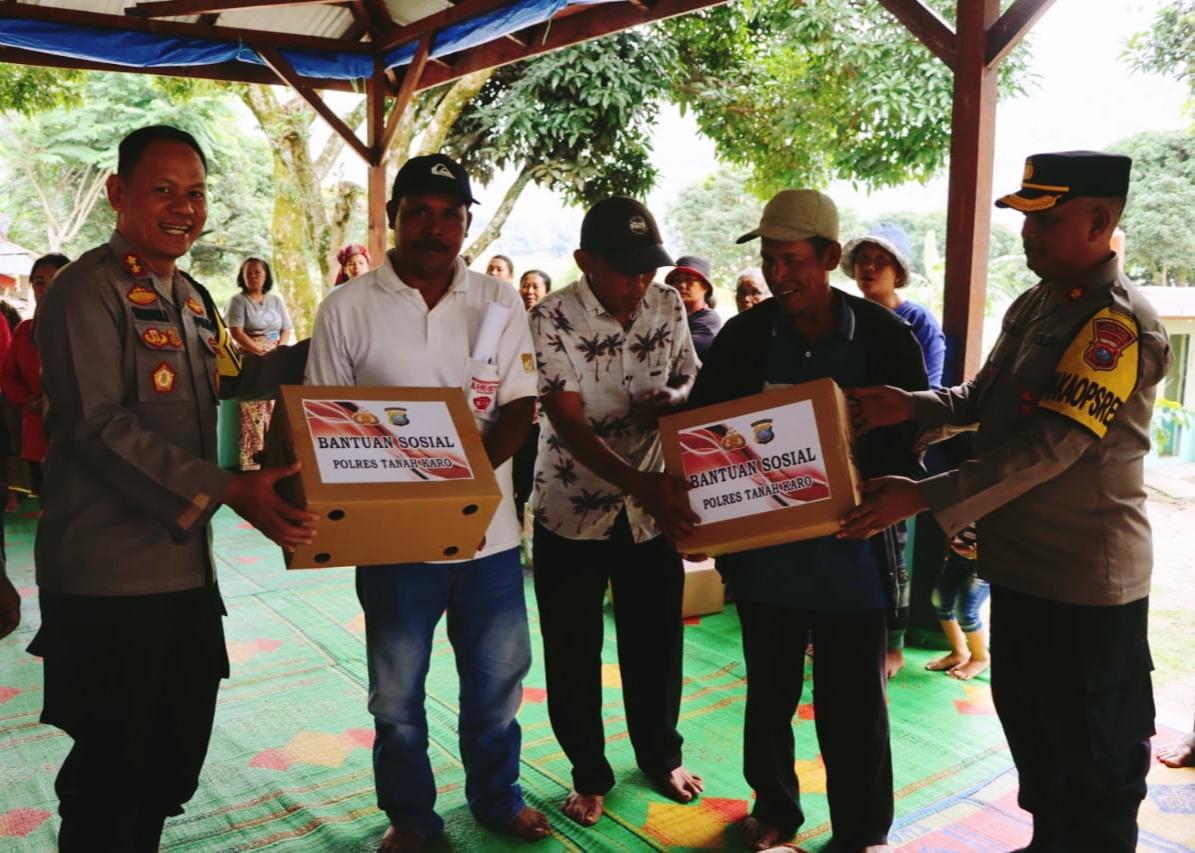 Penyerahan bantuan kepada warga korban terdampak banjir di Desa Tongging.(foto/ist)