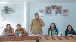 Bupati Dairi, Dr.Eddy Keleng Ate Berutu menghadiri pelantikan Ketua PKK desa sekaligus pengukuhan Bunda Paud desa Se-Kecamatan Silima Pungga-pungga di Bale Tunggu,Kantor Camat, Senin (8/1/2024).(foto/ist)