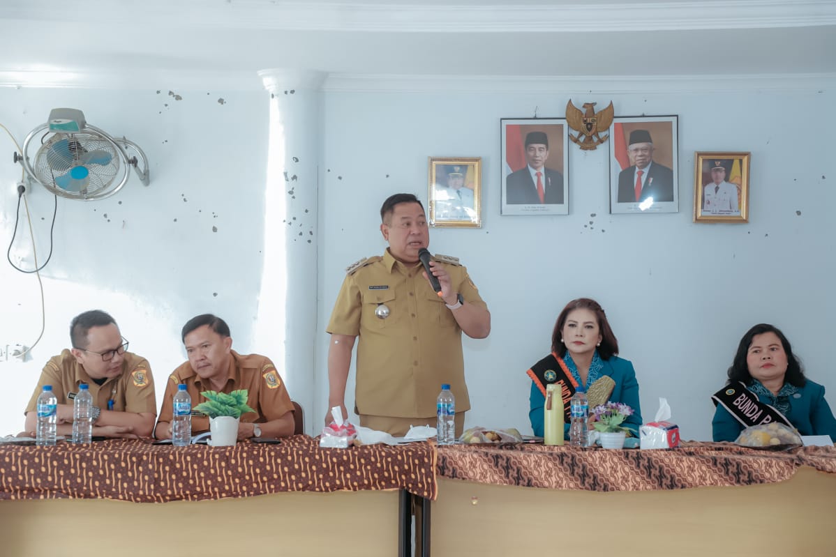 Bupati Dairi, Dr.Eddy Keleng Ate Berutu menghadiri pelantikan Ketua PKK desa sekaligus pengukuhan Bunda Paud desa Se-Kecamatan Silima Pungga-pungga di Bale Tunggu,Kantor Camat, Senin (8/1/2024).(foto/ist)