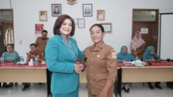 Foto Romy Mariani (kiri) dengan kepala desa Banjar Toba Kecamatan Berampu. (foto/ist)