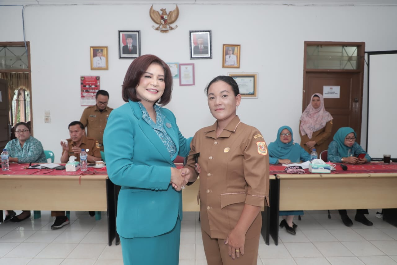 Foto Romy Mariani (kiri) dengan kepala desa Banjar Toba Kecamatan Berampu. (foto/ist)