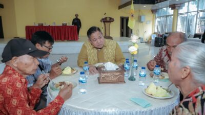 Tampak, Bupati Eddy Berutu makan bersama dengan warga lansia, Jumat (12/1/2024) (foto/ist)