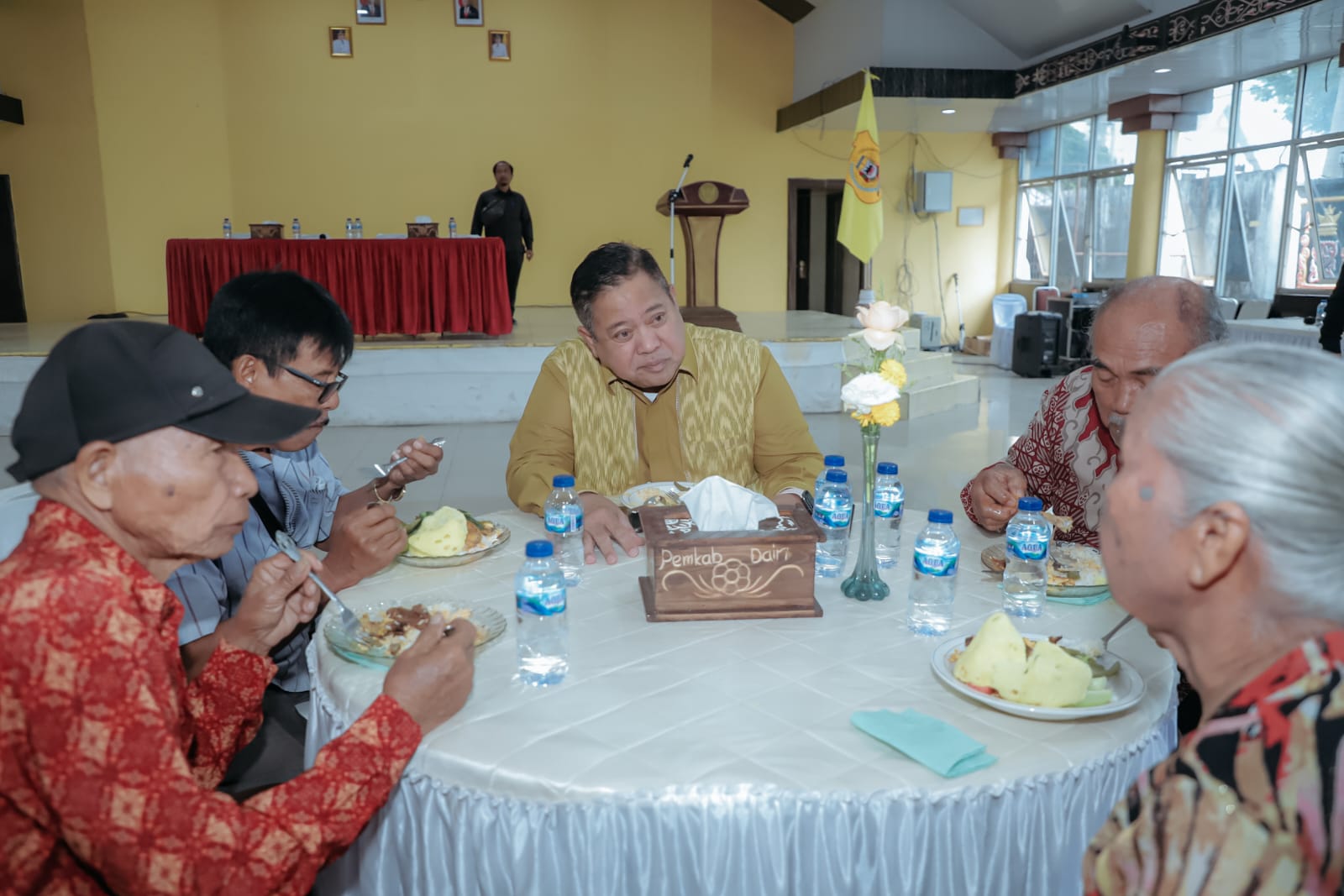 Tampak, Bupati Eddy Berutu makan bersama dengan warga lansia, Jumat (12/1/2024) (foto/ist)