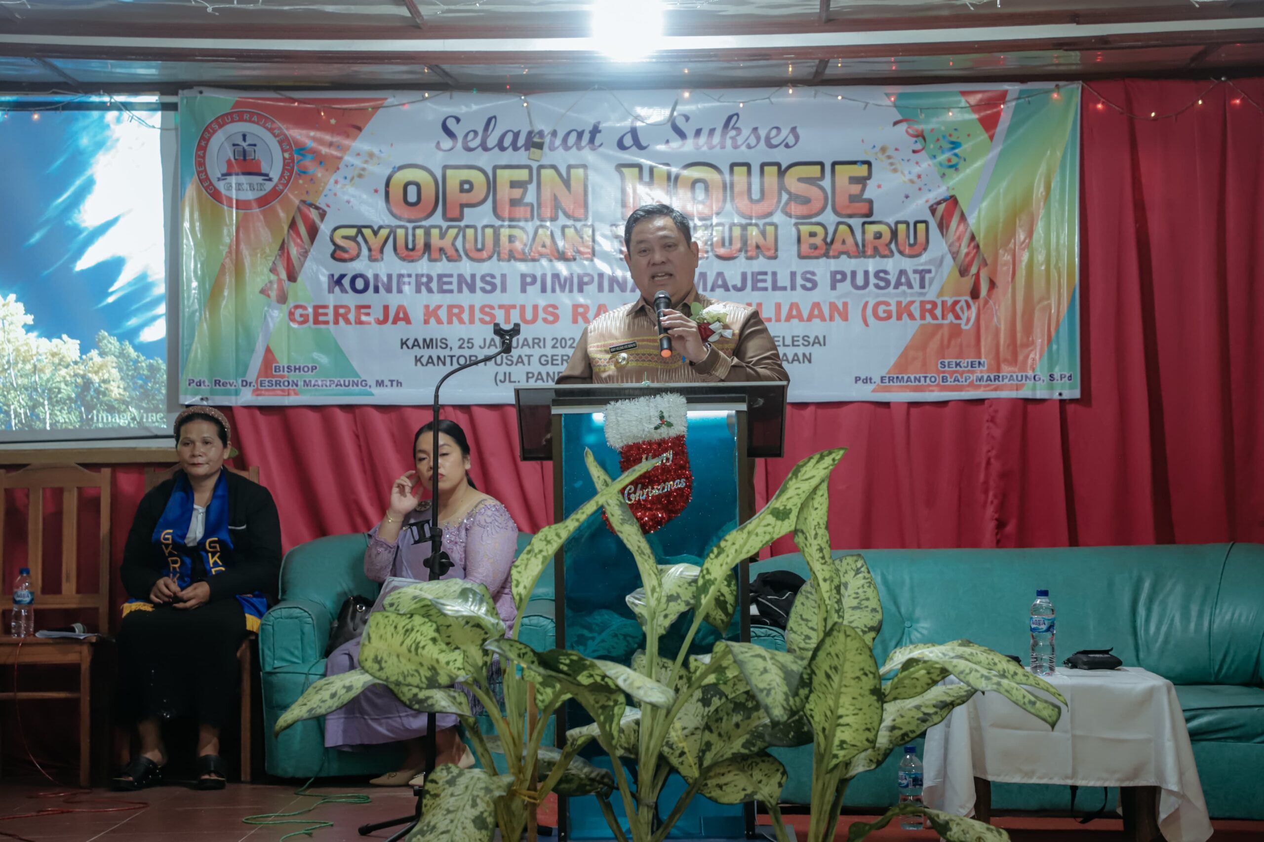 Bupati Dairi, Dr Eddy Berutu saat memberi sambutan di gereja GKRK Sidikalang. (foto/ist)