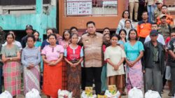 Bupati Dairi, Eddy Berutu saat Penyerahan bantuan korban banjir di Silalahi 3. (foto/ist)