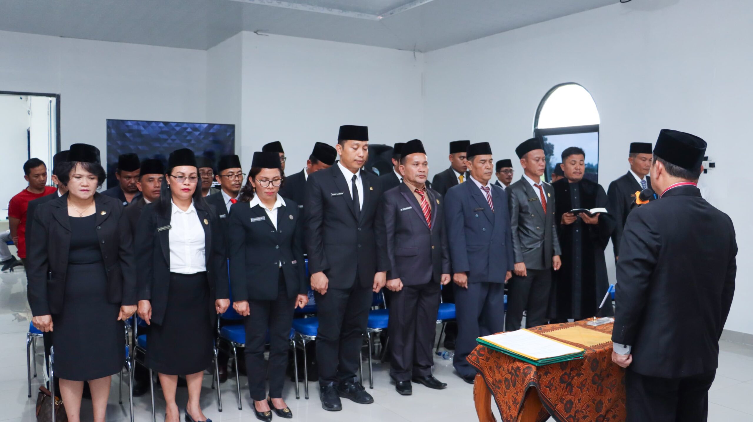 Sekretaris Daerah Surung Charles Lamhot Bantjin melantik 34 pejabat fungsional di lingkungan kerja Pemerintah Kabupaten Dairi di Gedung PLUT KUMKM Raja Ekuten Asah Ujung Van Keppas Sidikalang, Jumat (26/1/2024). (foto/ist)