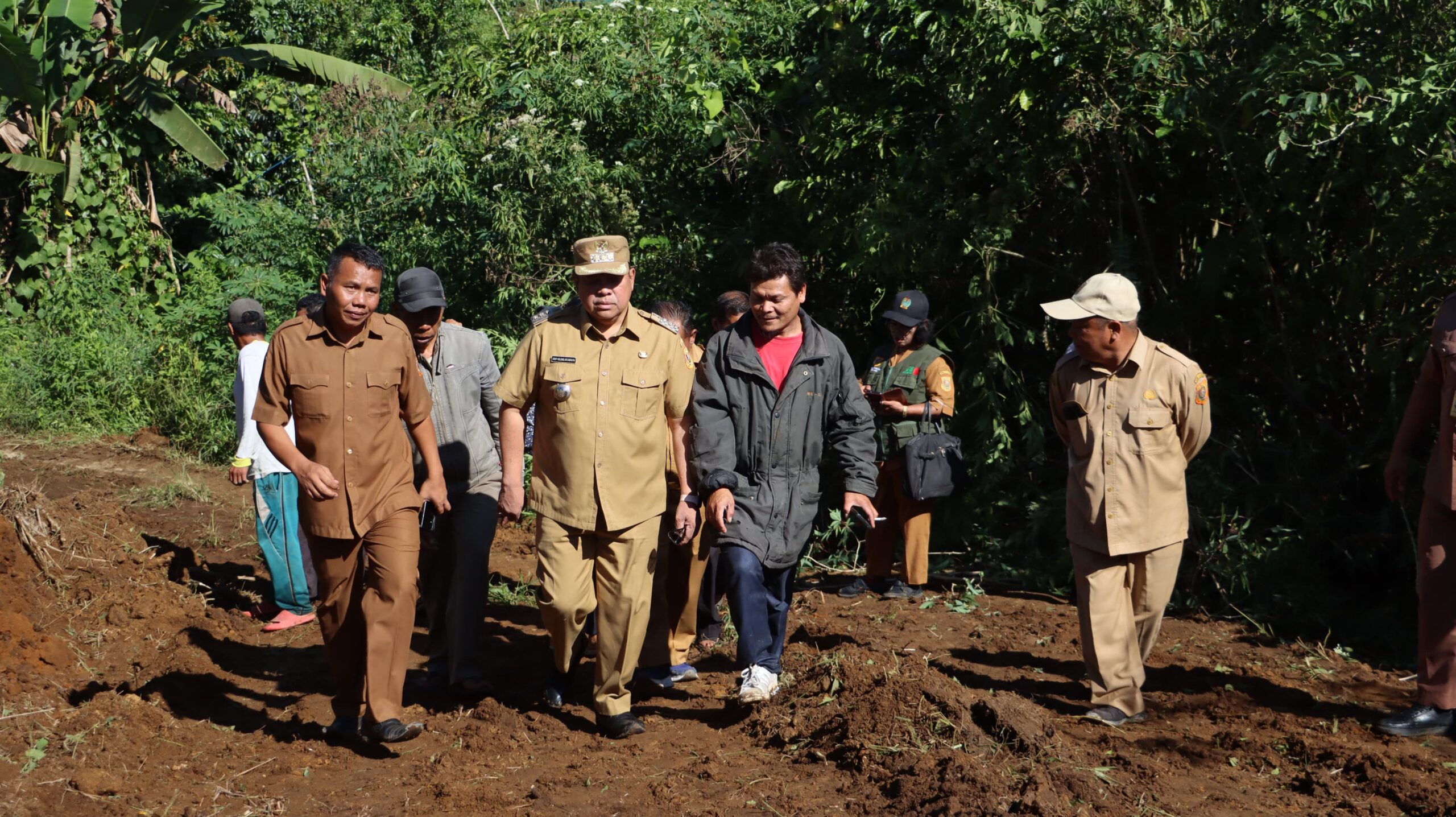 Bupati Dairi Dr.Eddy Keleng Ate Berutu mengunjungi Desa Pegagan Julu VII, Kecamatan Sumbul, Senin (29/1/2024). (foto/ist)