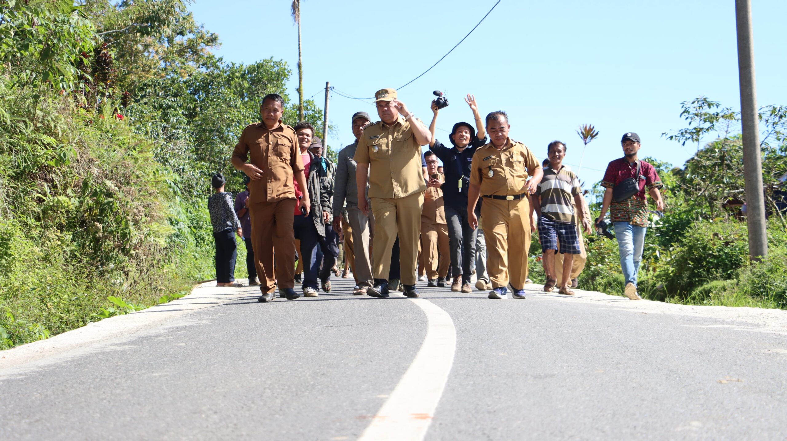 Bupati Dairi Dr. Eddy Keleng Ate Berutu saat meninjau pembangunan jalan Jrs. Parsaoran-Lae Tanggiang sepanjang 2,3 Km, disela-sela kunjungan kerjanya di Desa Pegagan Julu VII, Kecamatan Sumbul, Senin (29/1/2024). (foto/ist)