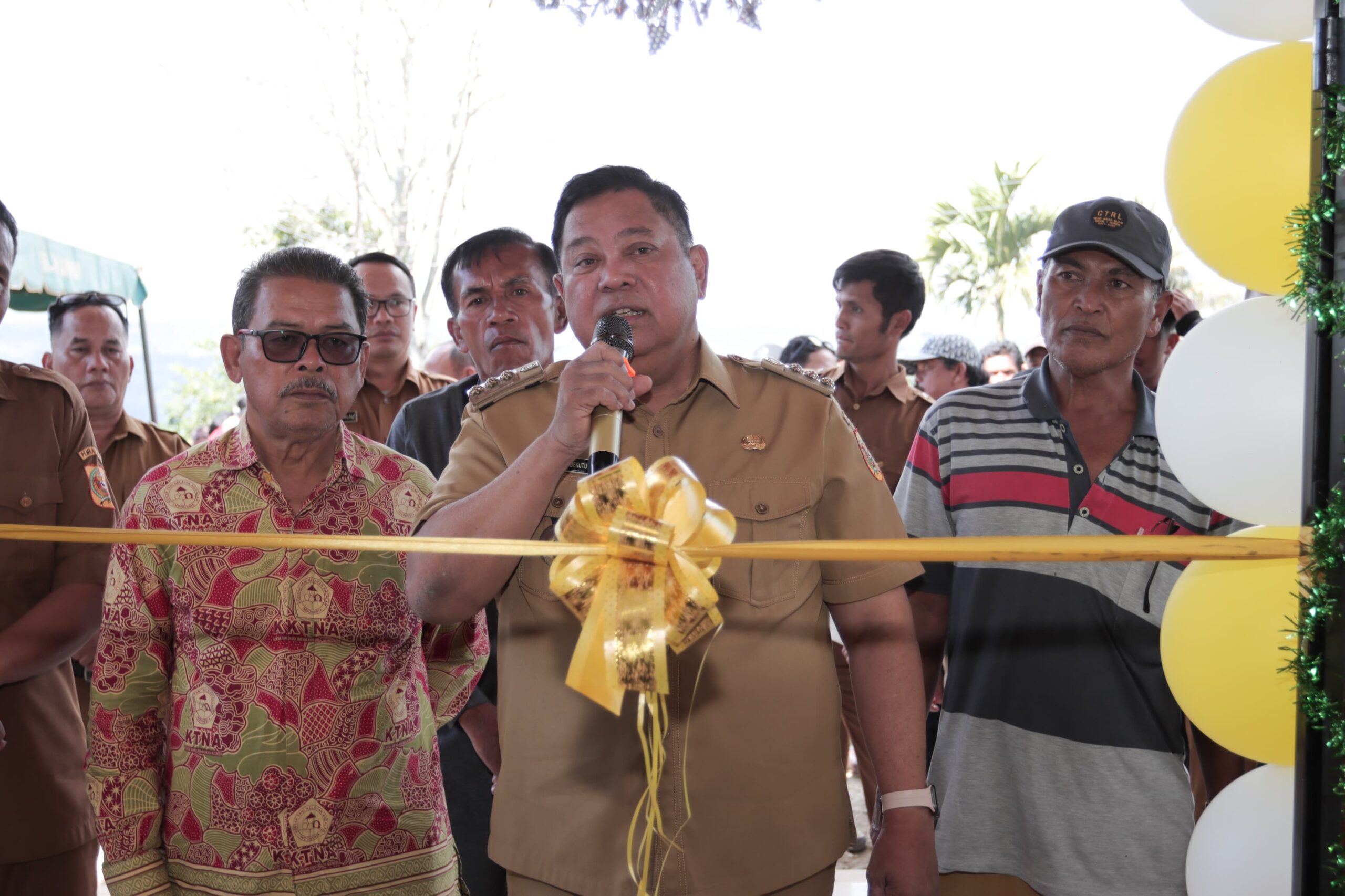 Bupati Dairi Dr. Eddy Keleng Ate Berutu meresmikan Kantor Kepala Desa Pegagan Julu VII, Senin (29/1/2024). (foto/ist)