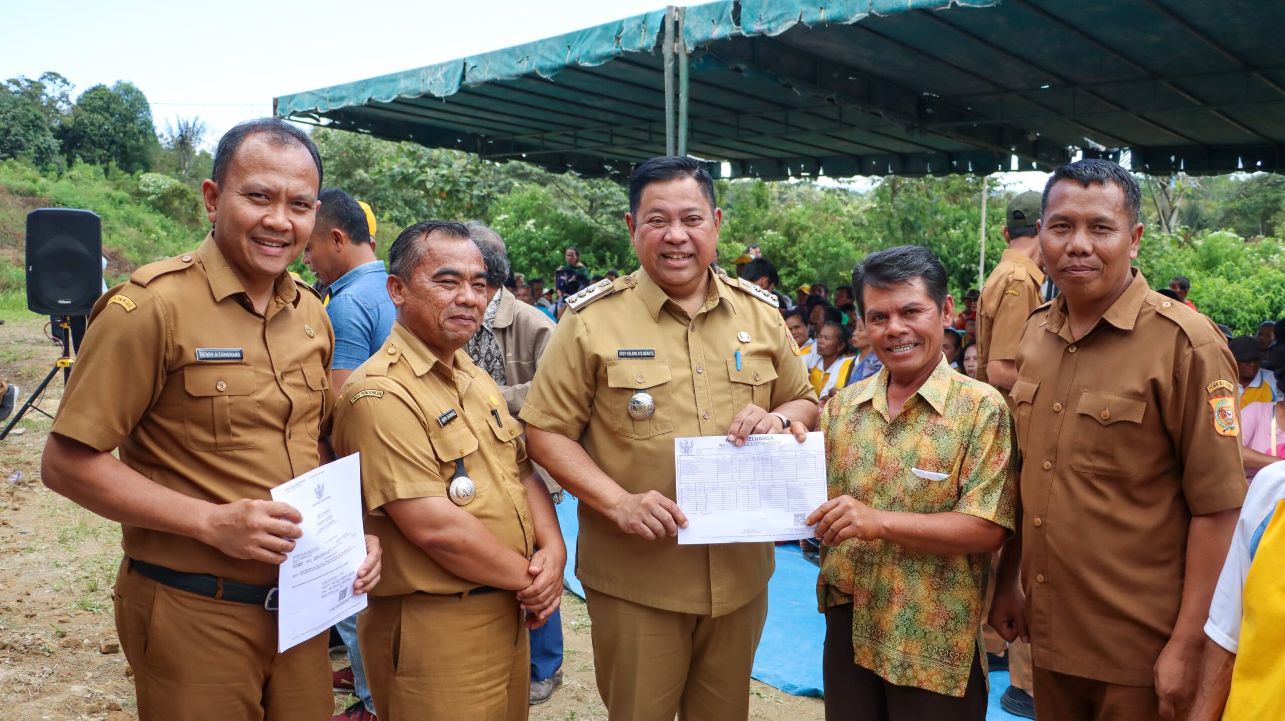 Bupati Dairi, Dr. Eddy Berutu serahkan Adminduk dalam rangkaian Kunker di Kecamatan Sumbul, Senin (29/1/2024). (foto/ist)