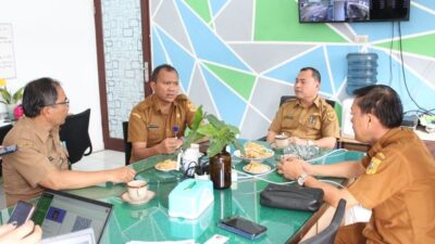 Terlihat pejabat teras Pemkab Dairi ikut mendampingi Sekda, Charles Bancin, diantaranya, Inspektur Eddy Banurea, SH, M.Si, dan Kepala BKPSDM Drs. Junihardi Siregar, MM.(foto/ist)