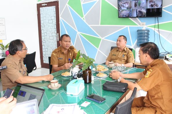 Terlihat pejabat teras Pemkab Dairi ikut mendampingi Sekda, Charles Bancin, diantaranya, Inspektur Eddy Banurea, SH, M.Si, dan Kepala BKPSDM Drs. Junihardi Siregar, MM.(foto/ist)