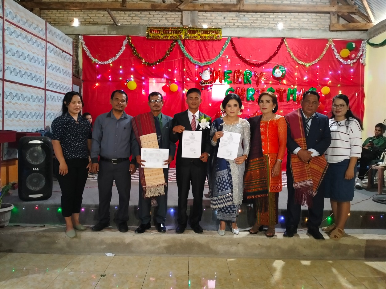 Penyerahan adminduk oleh jajaran Disdukcatpi Dairi kepada pengantin di KcamatantIgalingga. (FOTO/IST)