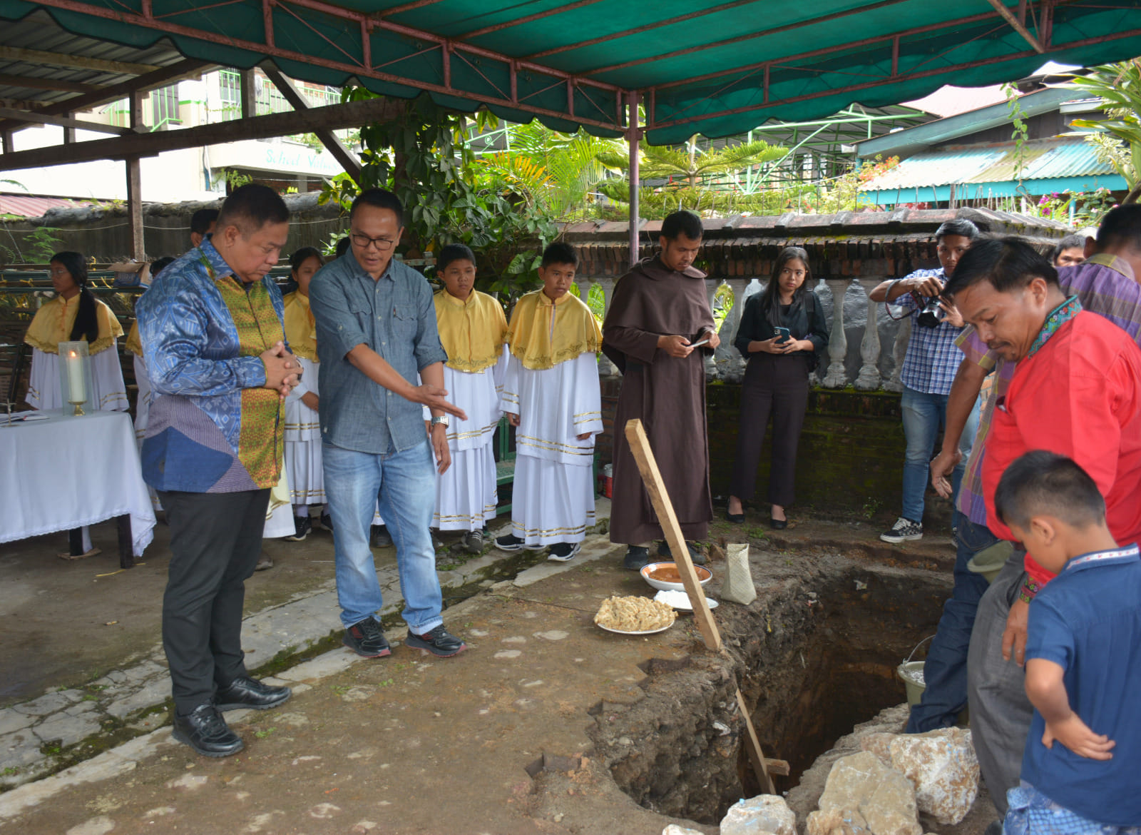 Bupati Dairi Eddy Keleng Ate Berutu bersama Ketua Tim Penggerak PKK Dairi Romy Mariani Eddy Berutu menghadiri peletakan batu pertama pembangunan gedung karya pastoral paroki maria pertolongan orang kristen sidikalang, Minggu (7/1/2024).(foto/ist)