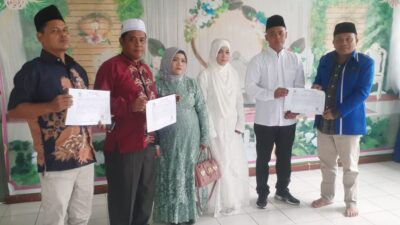 Mudahkan Pelayanan, Dua Kantor Urusan Agama Serahkan Adminduk Pasangan Baru Nikah
