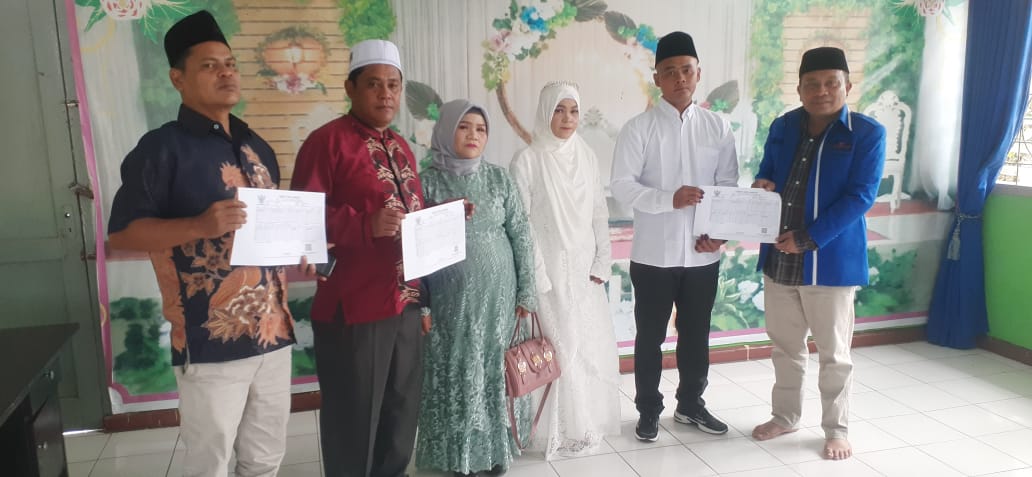 Penyerahasn adminduk di KUA Sinehu. (foto/ist)