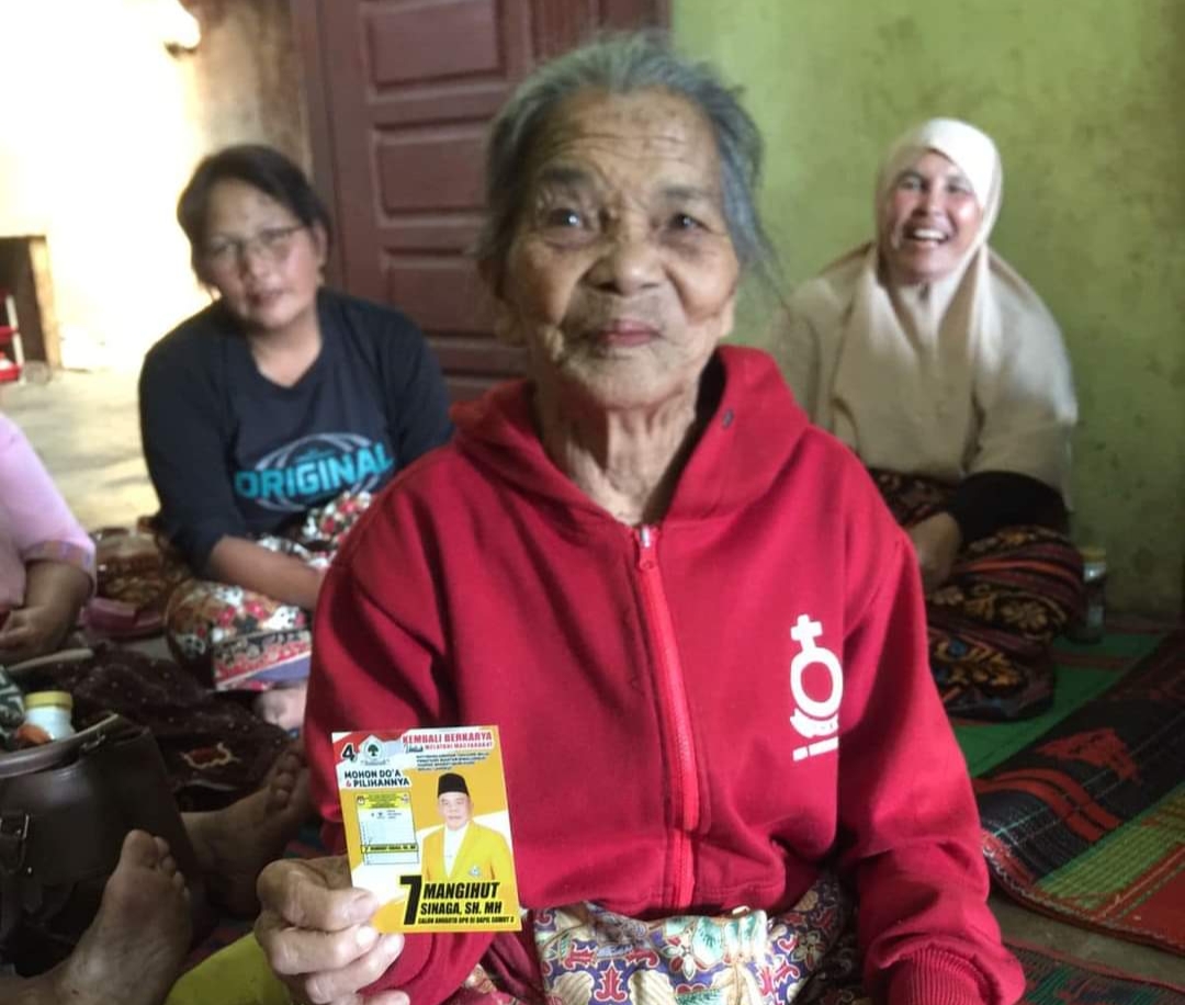 Warga antusias dukung dan menangkan Caleg DPR RI Mangihut Sinaga.(foto/Iwan)