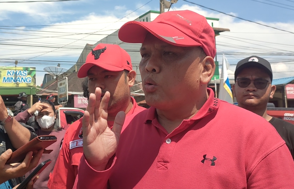 Ketua DPC PDI-P Kabupaten Dairi, Resoalon Lumban Gaol.(foto/Iwan)
