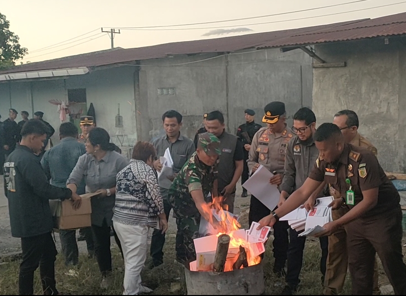 KPU Dairi musnahkan surat suara sisa dan lebih.(foto/Iwan)