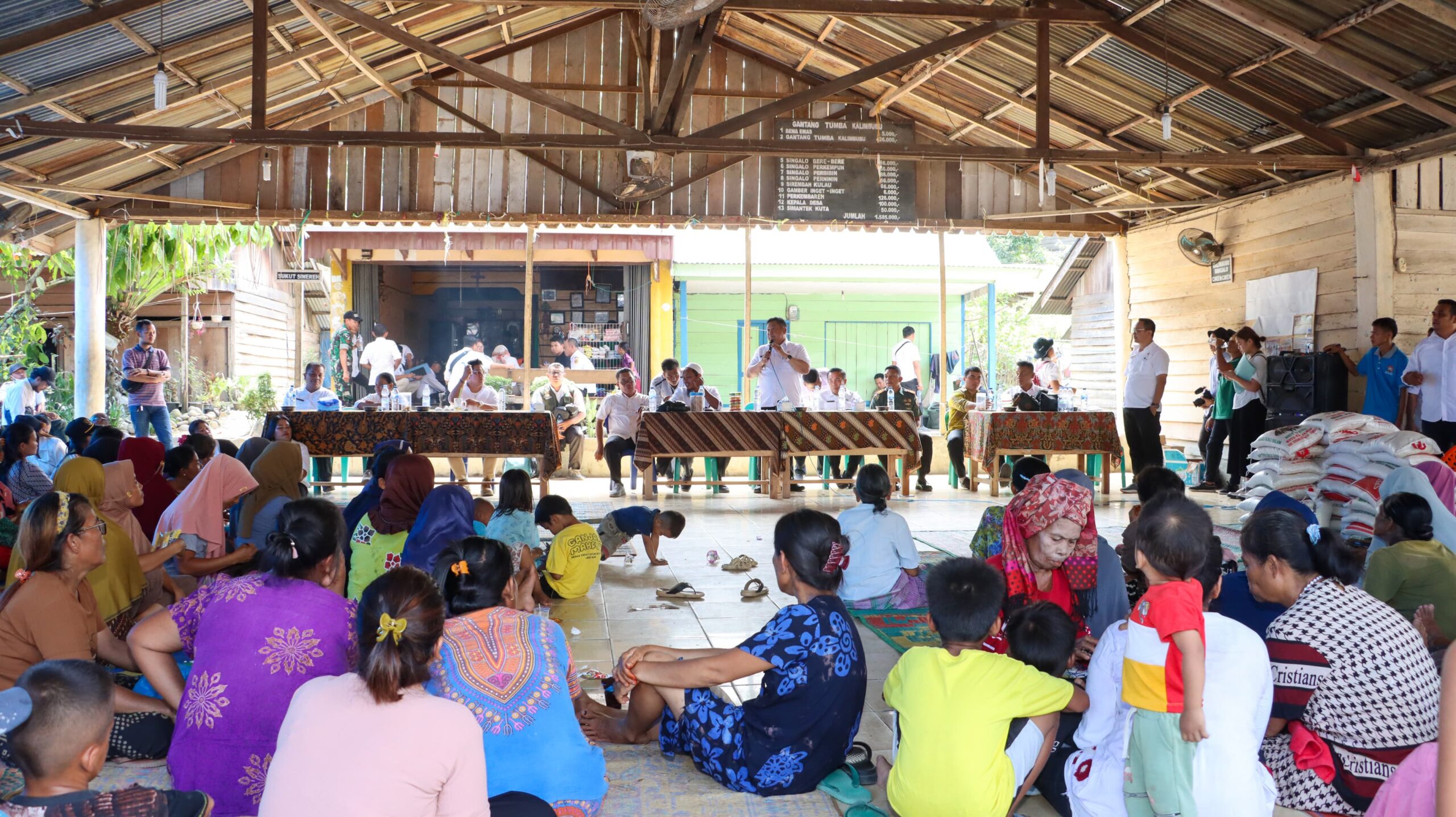 Bupati Dairi, Eddy Berutu berbincang dengan warga Lau Njuhar saat kunker, Rabu (31/1/2024) (foto/ist)