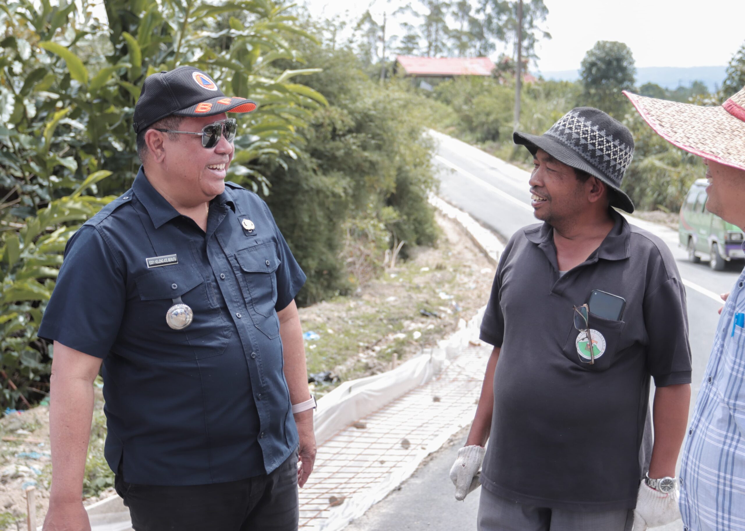 Bupati Eddy Berutu berbincang dengan warga desa Sibira, Kecamatan Parbuluan saat Kunker, Kamis (1/2/2024) (foto/ist)