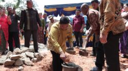 Bupati Dairi Dr. Eddy Keleng Ate Berutu melakukan peletakan batu pertama pembangunan gereja GBKP Kuta Buluh, Kecamatan Tanah Pinem, Minggu (4/2/2024).(foto/ist)