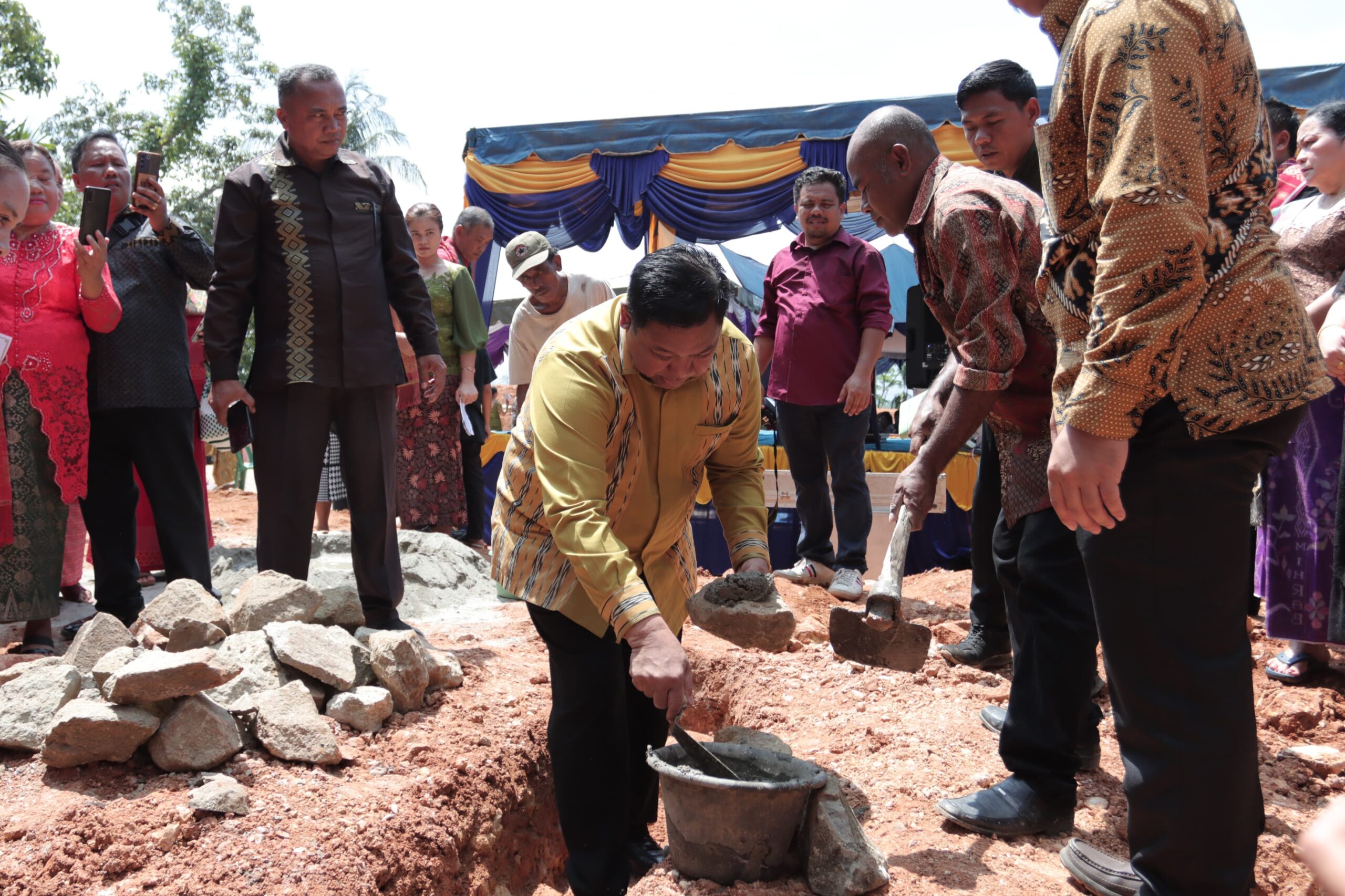 Bupati Dairi Dr. Eddy Keleng Ate Berutu melakukan peletakan batu pertama pembangunan gereja GBKP Kuta Buluh, Kecamatan Tanah Pinem, Minggu (4/2/2024).(foto/ist)